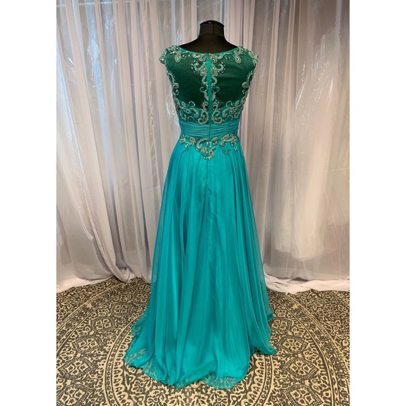 Floor length gown 👗 - Picture 2 of 3